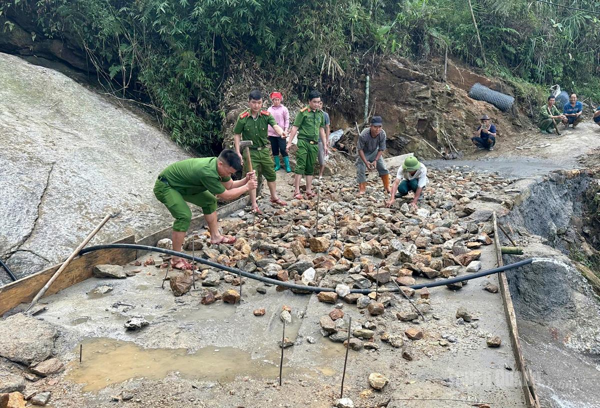 Công an xã Quảng Nguyên cùng người dân thôn Nậm Là góp sức xây dựng cầu tràn Nậm Là, giúp cho việc đi lại của người dân thuận lợi, an toàn hơn.
