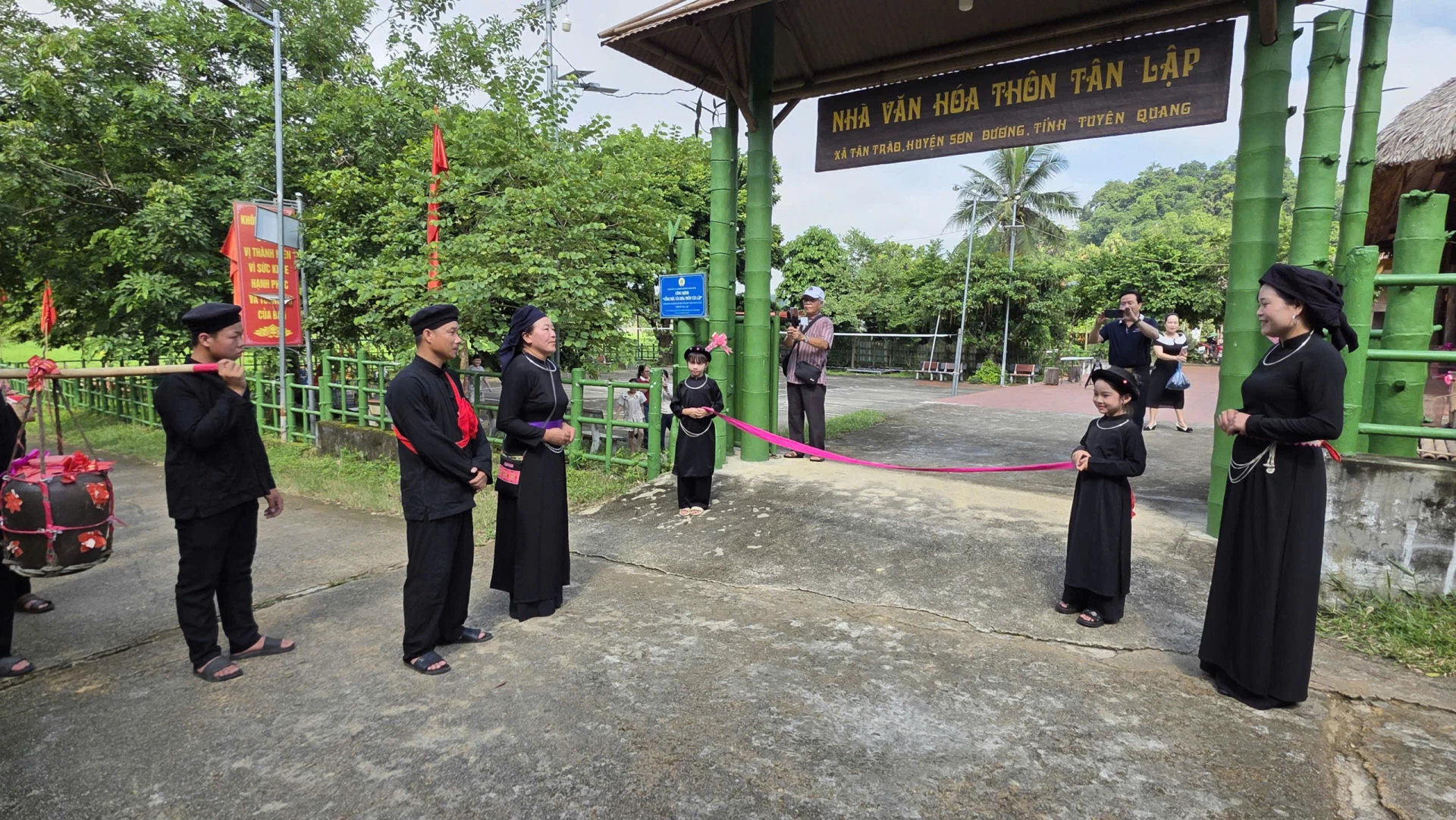 “Chaining the Road with Antiphonal Singing” is one of the most distinctive rituals in a Tay wedding.
