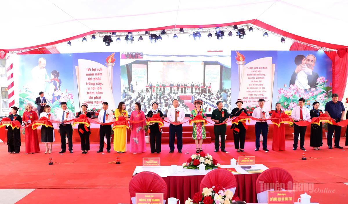 Đồng chí Chủ tịch UBND tỉnh Phan Huy Ngọc và các đại biểu cắt băng khánh thành trường Phổ thông nội trú liên cấp Tiểu học và THCS Minh Tân. Ảnh: Duy Tuấn