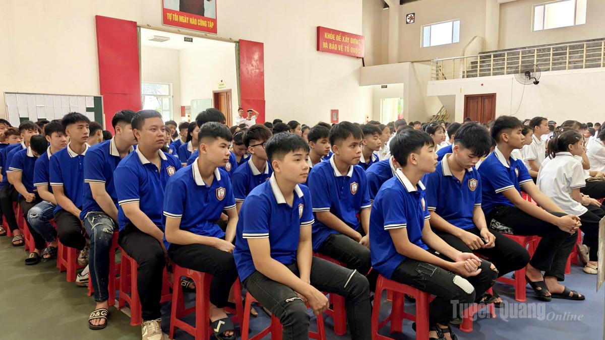 Tân sinh viên trường Cao đẳng Tuyên Quang dự Lễ khai giảng đầu tiên nơi giảng đường. Ảnh: Minh Hoàng