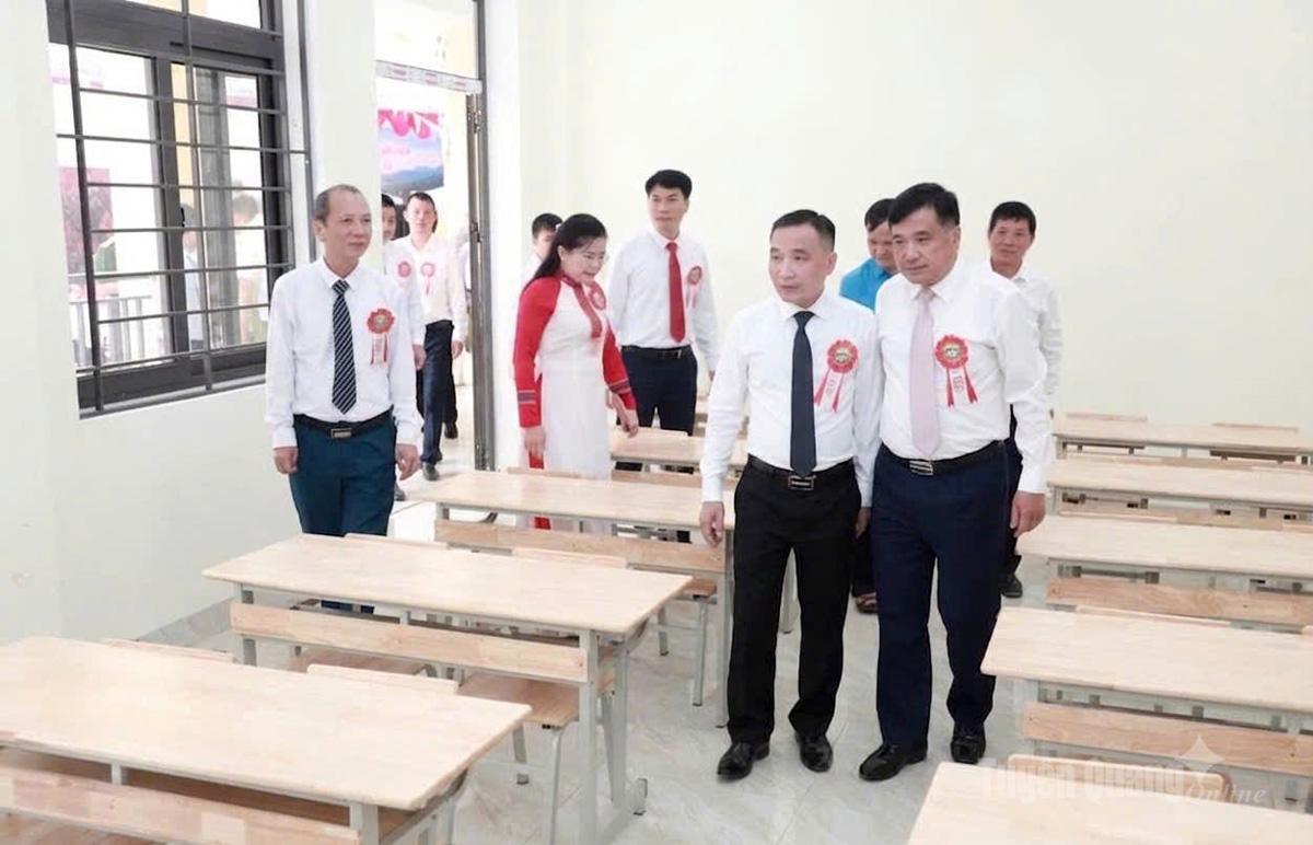 Đồng chí Hầu Minh Lợi, Ủy viên Ban thường vụ Tỉnh ủy, Phó Chủ tịch Thường trực HĐND tỉnh cùng các đại biểu tham quan lớp học tại trường Phổ thông nội trú Tiểu học và THCS Pà Vầy Sủ. Ảnh: Phi Anh