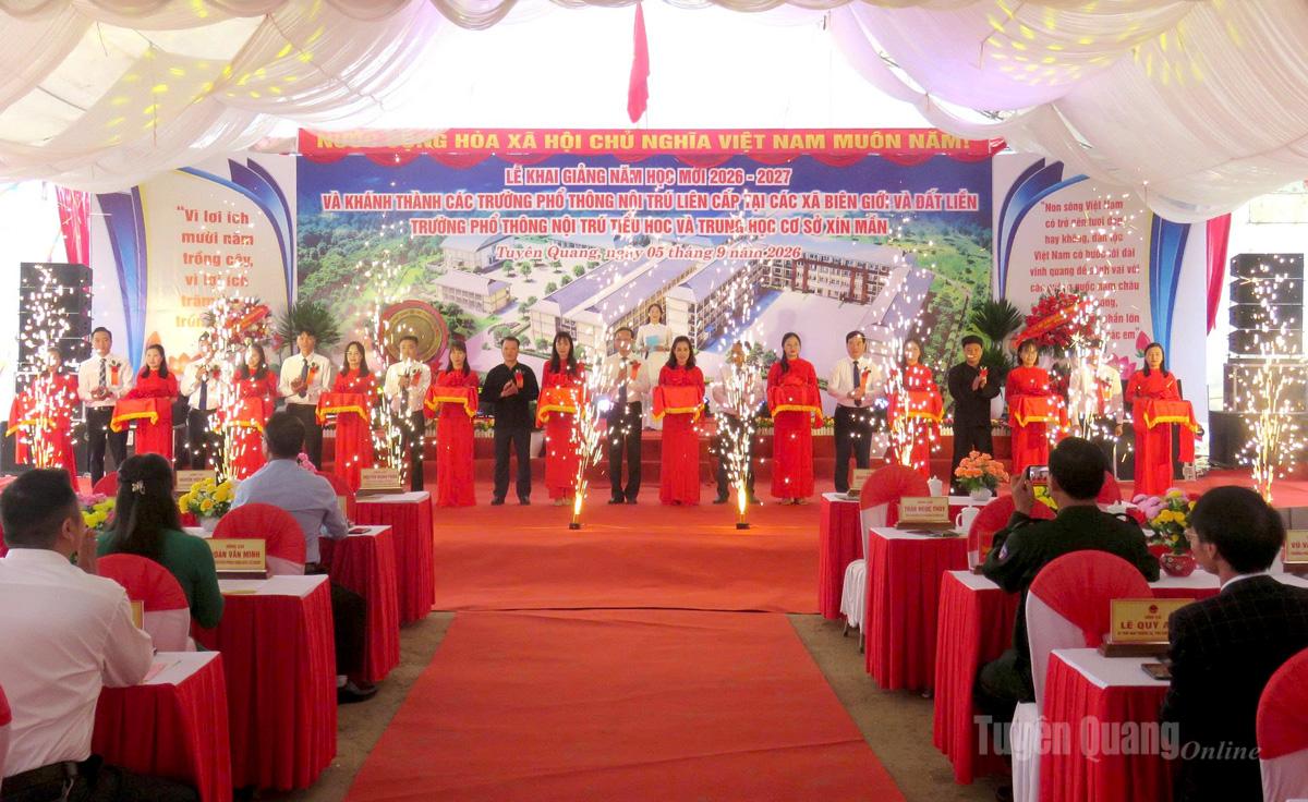 Các đại biểu thực hiện nghi thức cắt băng khánh thành Trường Phổ thông nội trú Tiểu học và THCS Xín Mần. Ảnh: Hồng Nhung