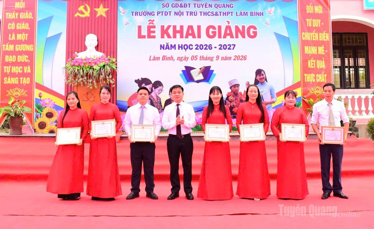 Đồng chí Nguyễn Hưng Vượng, Ủy viên Ban Thường Vụ Tỉnh ủy, Chủ nhiệm Ủy ban Kiểm tra Tỉnh ủy trao Giấy khen Chiến sĩ thi đua cấp cơ sở cho các thầy cô giáo Trường Phổ thông Dân tộc nội trú THCS và THPT Lâm Bình. Ảnh Minh Hoa