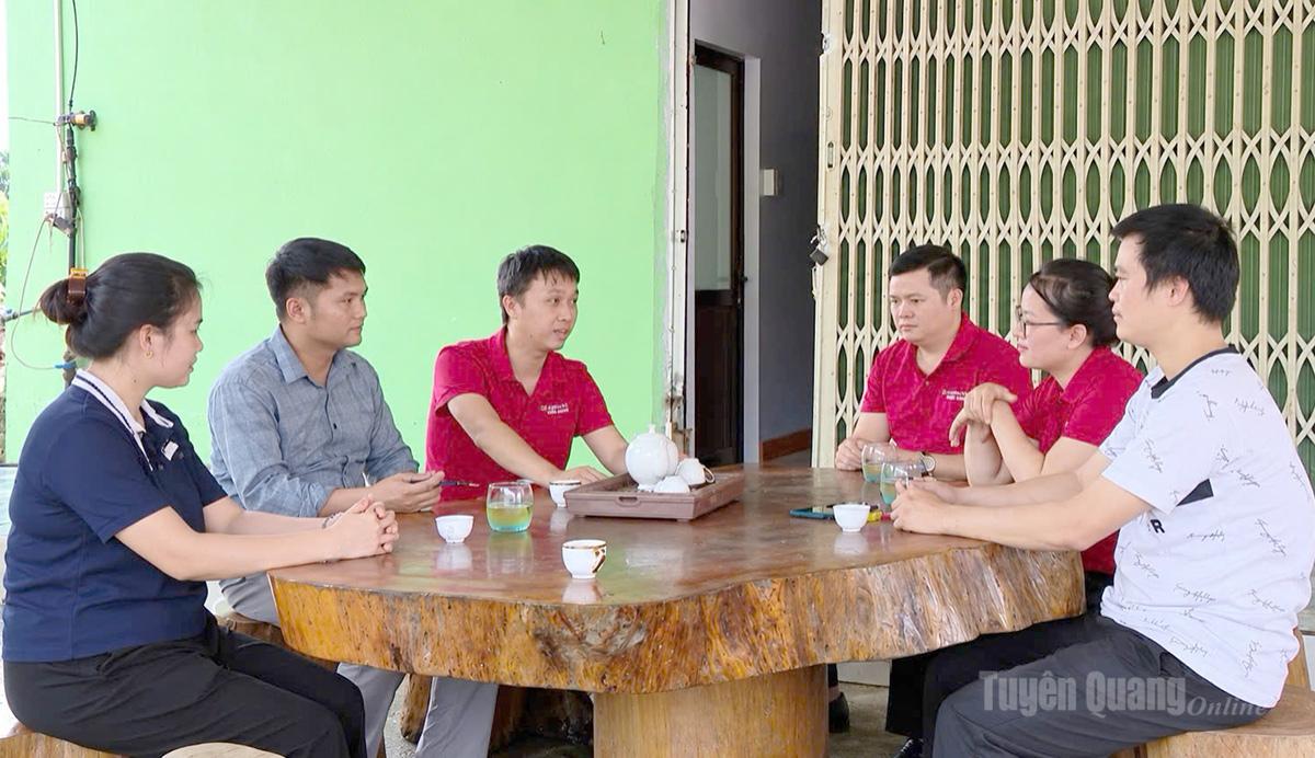 Nhân viên Agribank Chi nhánh Tuyên Quang khảo sát tại doanh nghiệp nắm bắt nhu cầu sử dụng vốn.