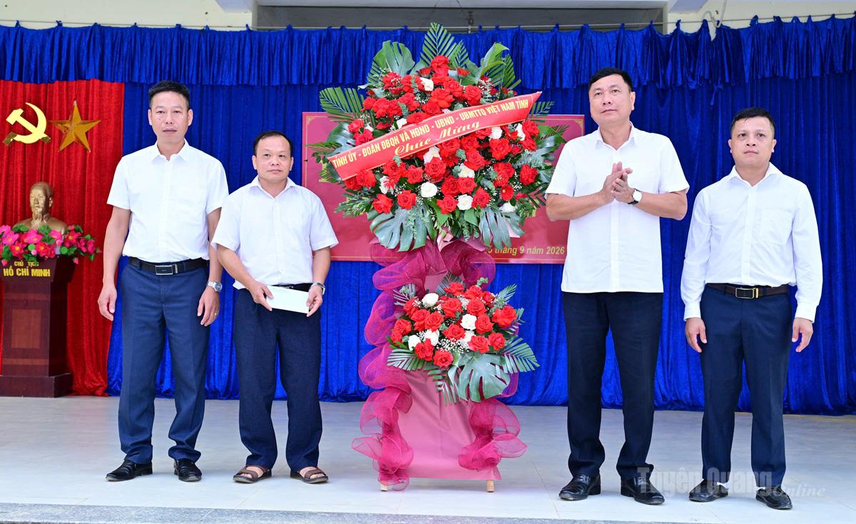 Đồng chí Trưởng ban Nội chính Tỉnh ủy Phùng Tiến Quân chúc mừng thầy và trò Trường Phổ thông Dân tộc bán trú Tiểu học-THCS Sinh Long xã Côn Lôn. Ảnh: Quang Hòa