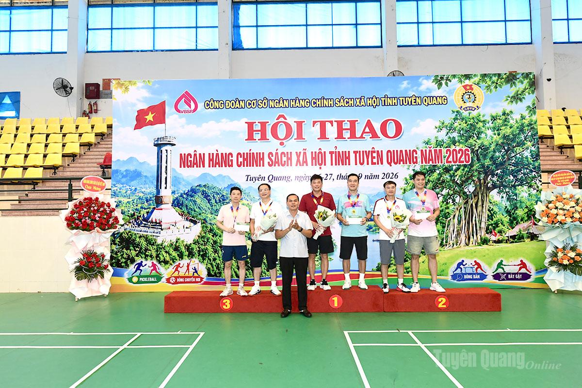 Lãnh đạo Chi nhánh Ngân hàng Chính sách xã hội trao giải cho VĐV tham gia nội dung đôi nam Pickleball.
