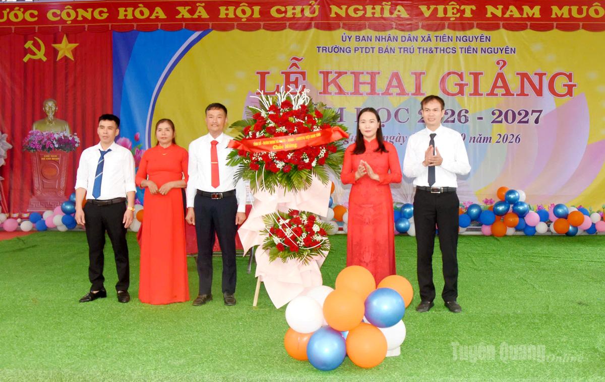 Đồng chí Nông Thị Bích Huệ, Ủy viên Ban Thường vụ Tỉnh ủy, Phó Bí thư Thường trực chuyên trách Đảng uỷ UBND tỉnh tặng hoa chúc mừng Trường PTDTBT TH&THCS Tiên Nguyên trong ngày khai giảng năm học mới. Ảnh: Mai Dung.