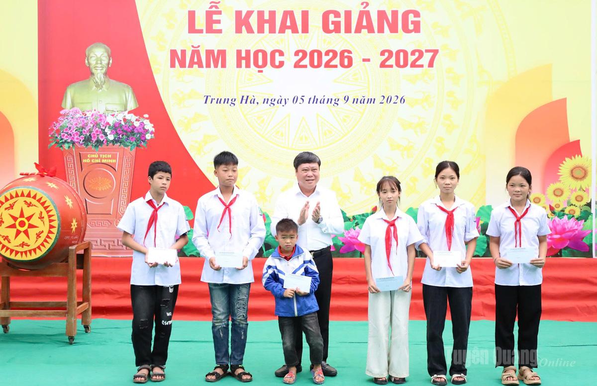 Đồng chí Mai Đức Thông, Ủy viên Ban Chấp hành Đảng bộ tỉnh, Giám đốc Báo và phát thanh, truyền hình Tuyên Quang, Chủ tịch Hội Nhà báo tỉnh trao quà cho các em học sinh có hoàn cảnh khó khăn. Ảnh: Như Quỳnh