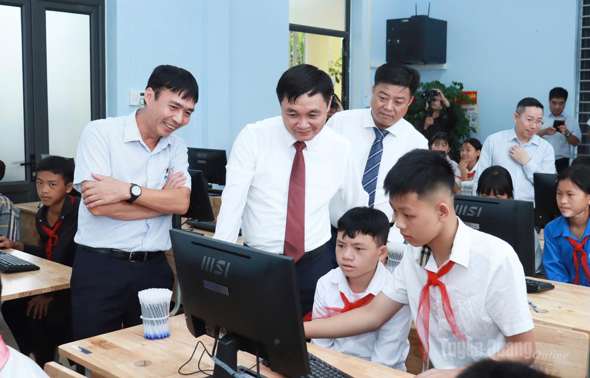 Phó Chủ tịch UBND tỉnh Đỗ Anh Tuấn tham quan phòng Tin học của Trường Phổ thông Dân tộc bán trú Tiểu học và THCS xã Khâu Vai. Ảnh: Trần Kế