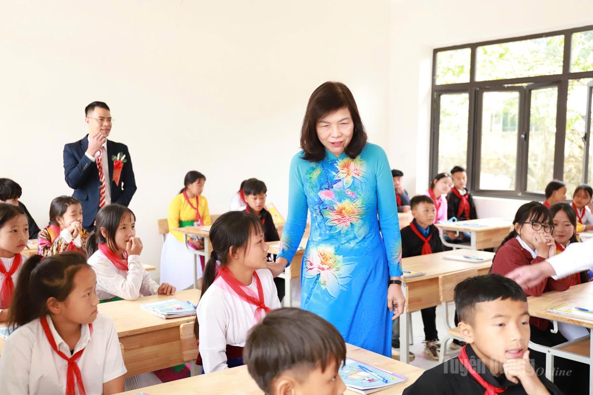 Đồng chí Phó Chủ tịch HĐND tỉnh Phạm Thị Minh Xuân động viên các em học sinh đầu năm học mới. Ảnh: My Ly
