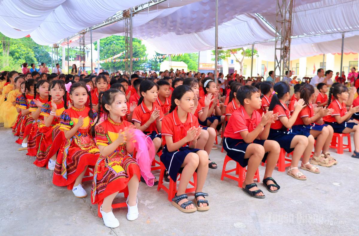 Học sinh trường Tiểu học Nhữ Khê, xã Nhữ Khê háo hức trong ngày khai giảng năm học mới. Ảnh: Thúy Nga