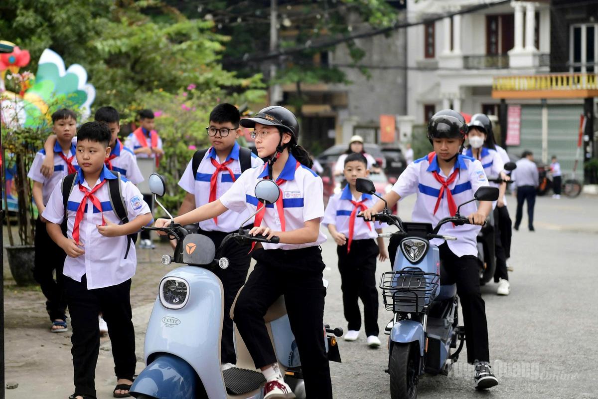 Học sinh trường THCS Lê Quý Đôn, phường Minh Xuân nô nức đến trường Khai giảng năm học mới. Ảnh: Quốc Việt