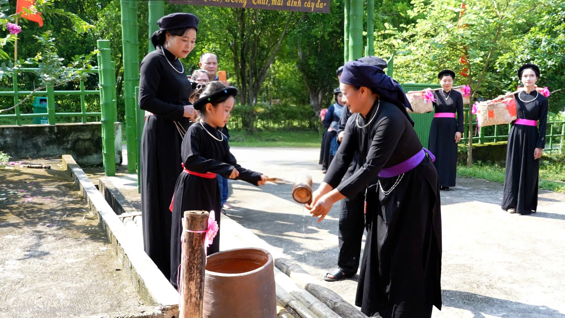 This gesture expresses the bride’s family’s hospitality and respect for their honored guests.