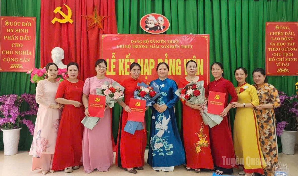 Chi bộ Trường Mầm non Kiến Thiết trao Quyết định kết nạp Đảng cho các đảng viên mới.