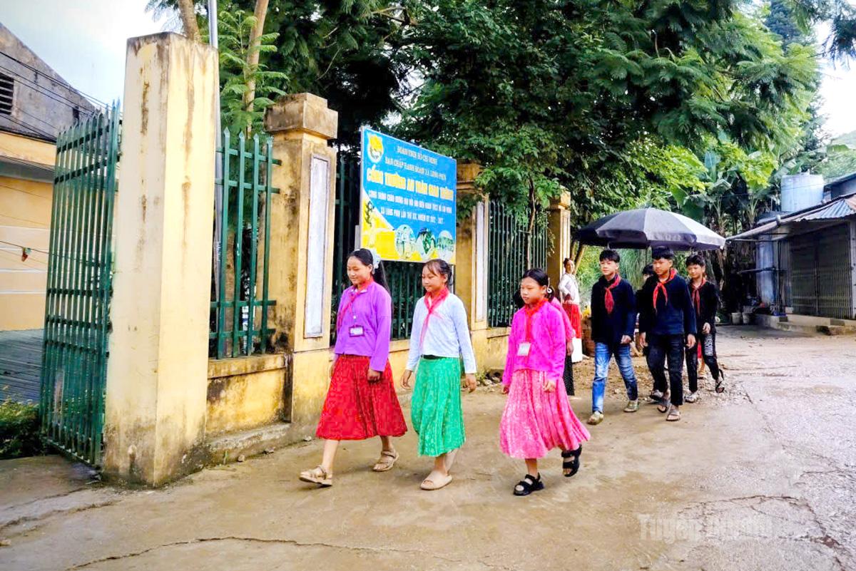 Các em học sinh Trường PTDT bán trú Tiểu học Lũng Phìn, xã Lũng Phìn đi khai giảng năm học mới. Ảnh: Văn Long
