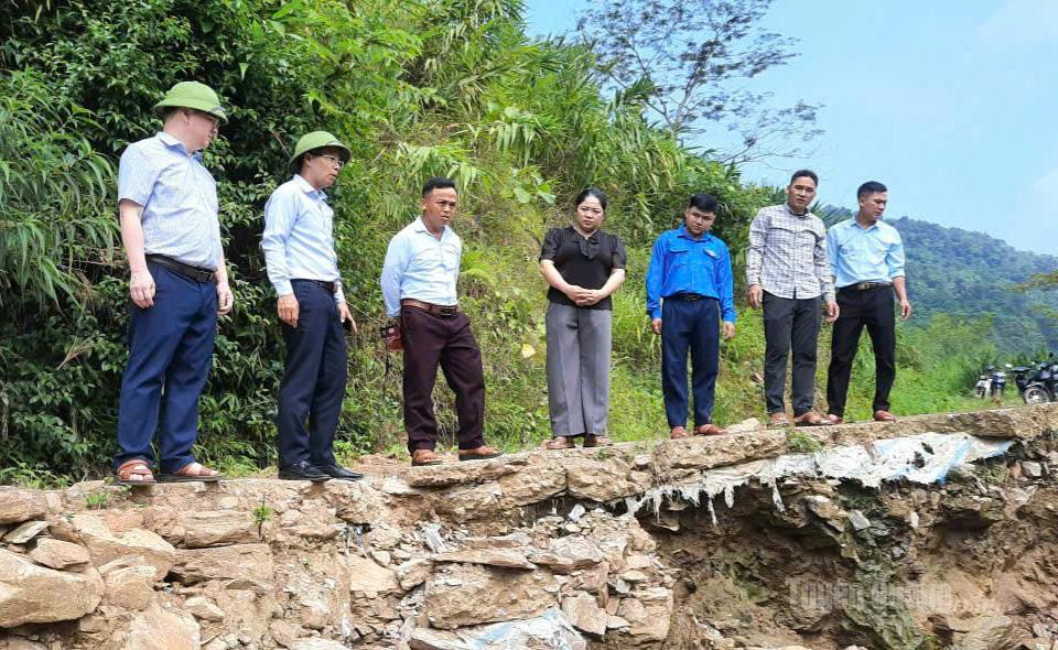 Anh Phàn Văn Tiến (đứng thứ 3 từ trái sang), Trưởng thôn Nà Đén, xã Giáp Trung cùng lãnh đạo xã Giáp Trung kiểm tra khu vực bị sạt lở trên địa bàn thôn.