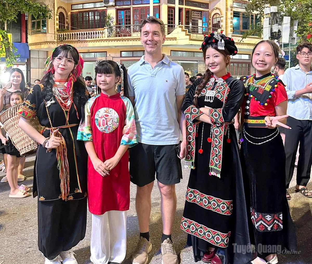 EU Ambassador to Vietnam Julien Guerrier poses for a photo with young people at the Thanh Tuyen Festival’s main celebration.
