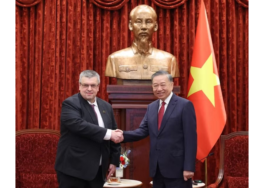 General Secretary of the Communist Party of Viet Nam Central Committee and President To Lam and a TASS reporter. (Photo: Vietnamese Ministry of Foreign Affairs)