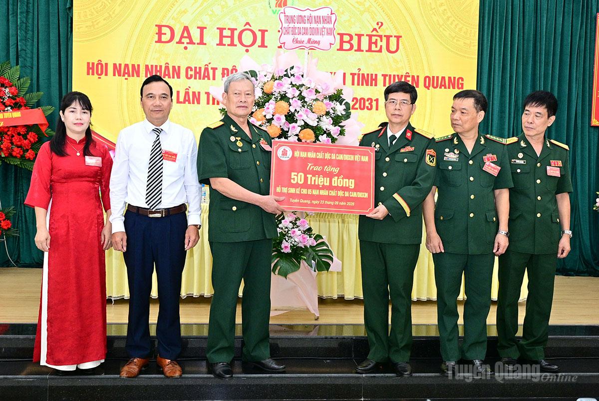 Hướng mạnh về cơ sở, chăm lo thiết thực cho nạn nh&acirc;n da cam