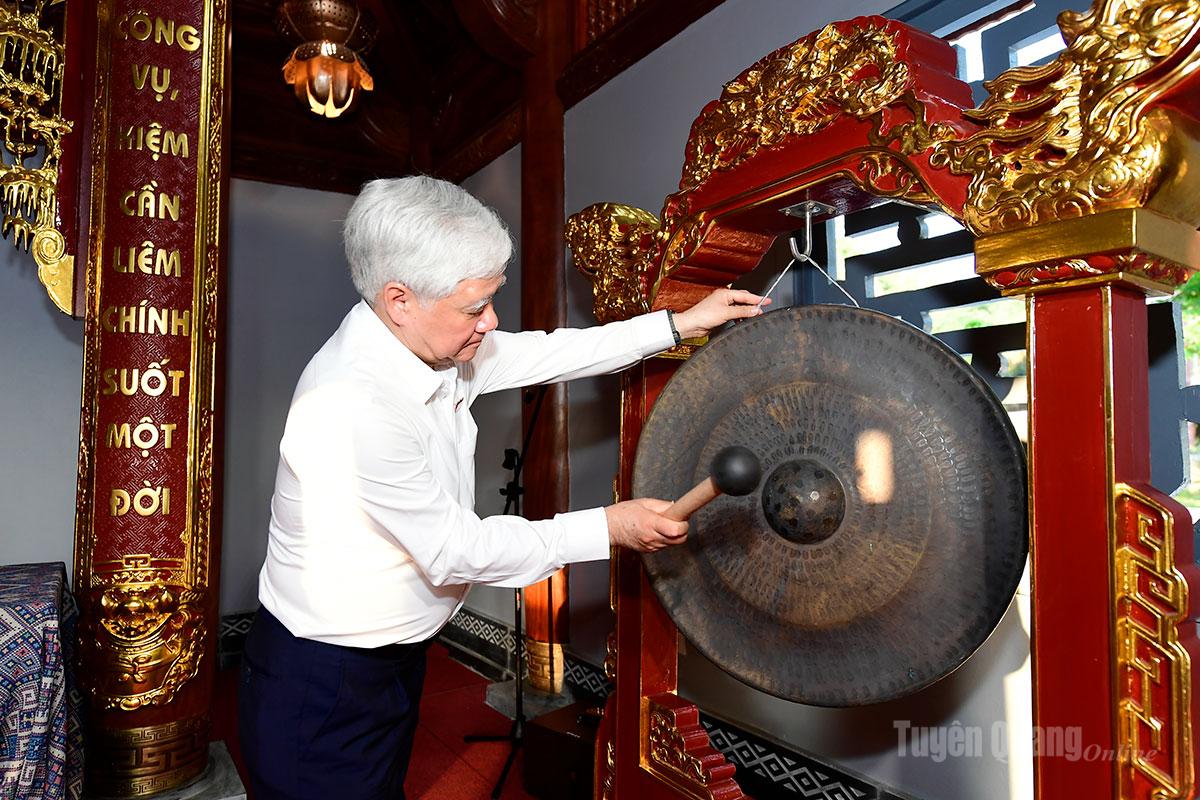 Đồng chí Đỗ Văn Chiến, Ủy viên Bộ Chính trị, Phó Chủ tịch Thường trực Quốc hội thỉnh chiêng tại Nhà tưởng niệm Chủ tịch Tôn Đức Thắng, Khu di tích Ban Thường trực Quốc hội, xã Tân Trào.