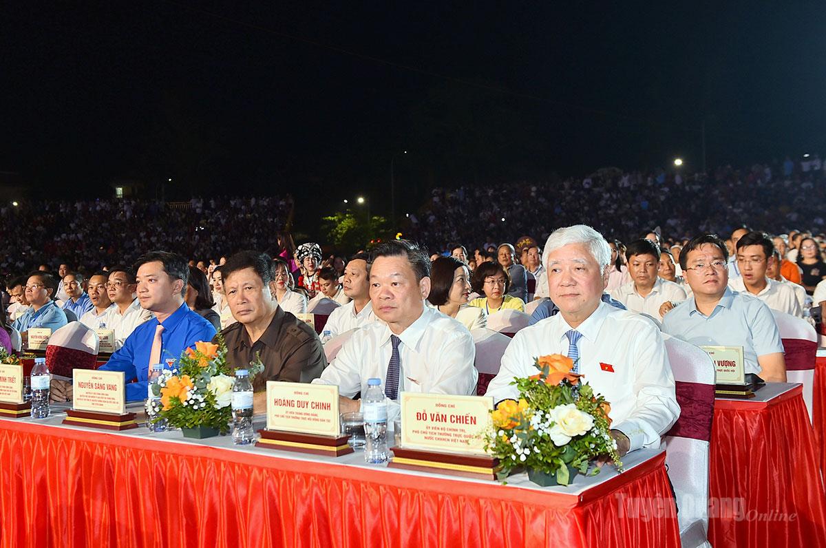 Đồng chí Đỗ Văn Chiến, Ủy viên Bộ Chính trị, Phó Chủ tịch Thường trực Quốc hội và các đại biểu dự lễ khai mạc.
