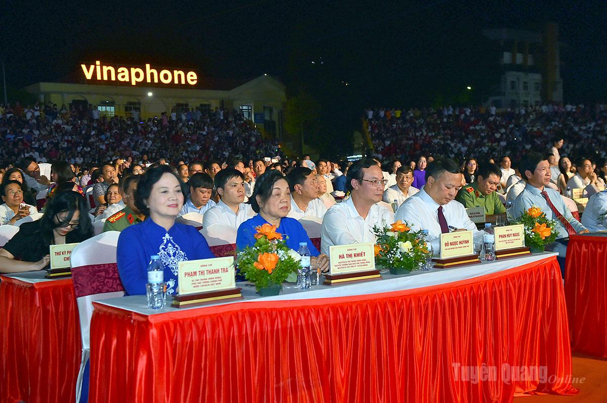 Đồng chí Phạm Thị Thanh Trà, Bí thư Trung ương Đảng, Phó Thủ tướng Chính phủ và các đại biểu dự lễ khai mạc.