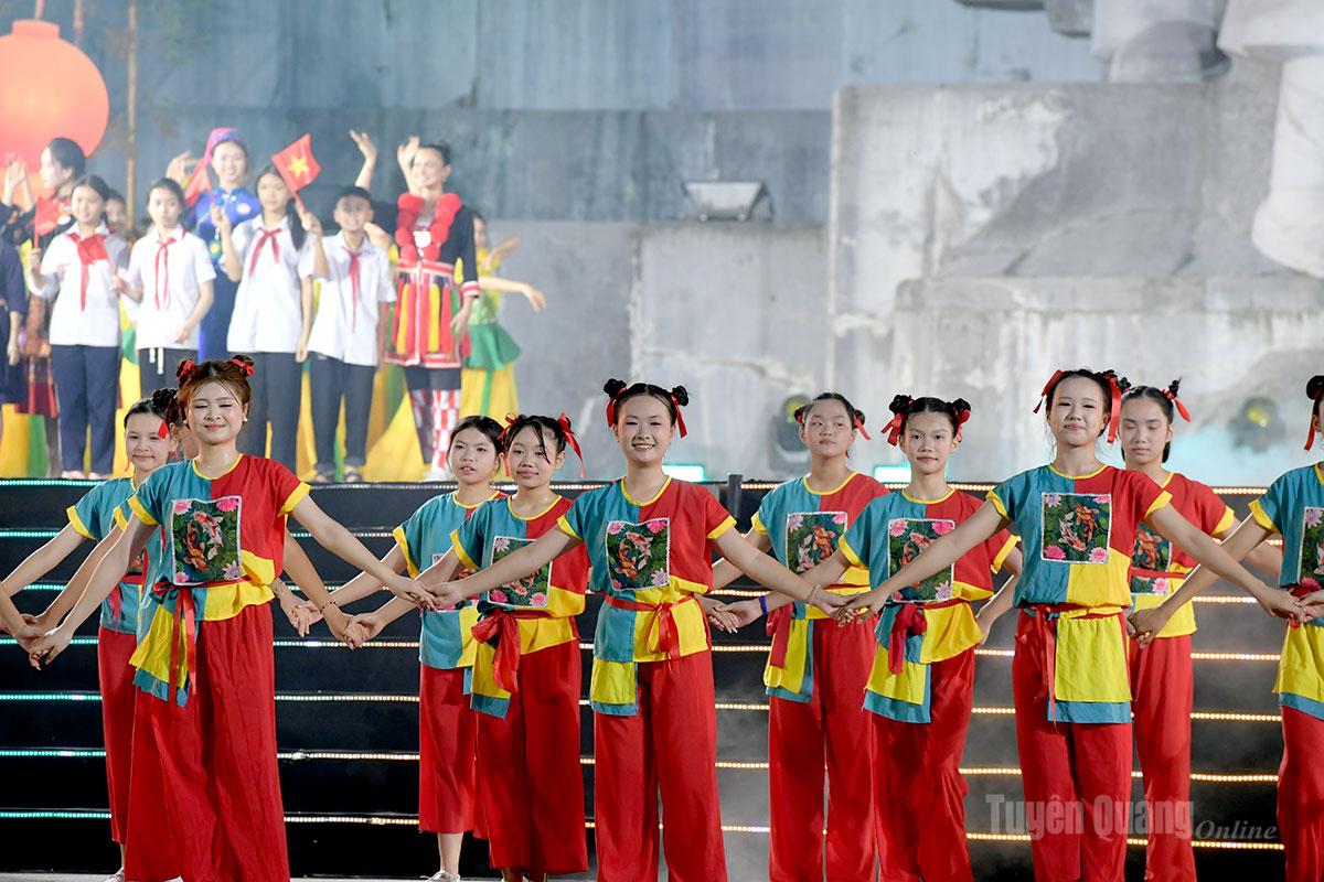 Các em nhỏ tham gia chương trình văn nghệ tại chương trình.