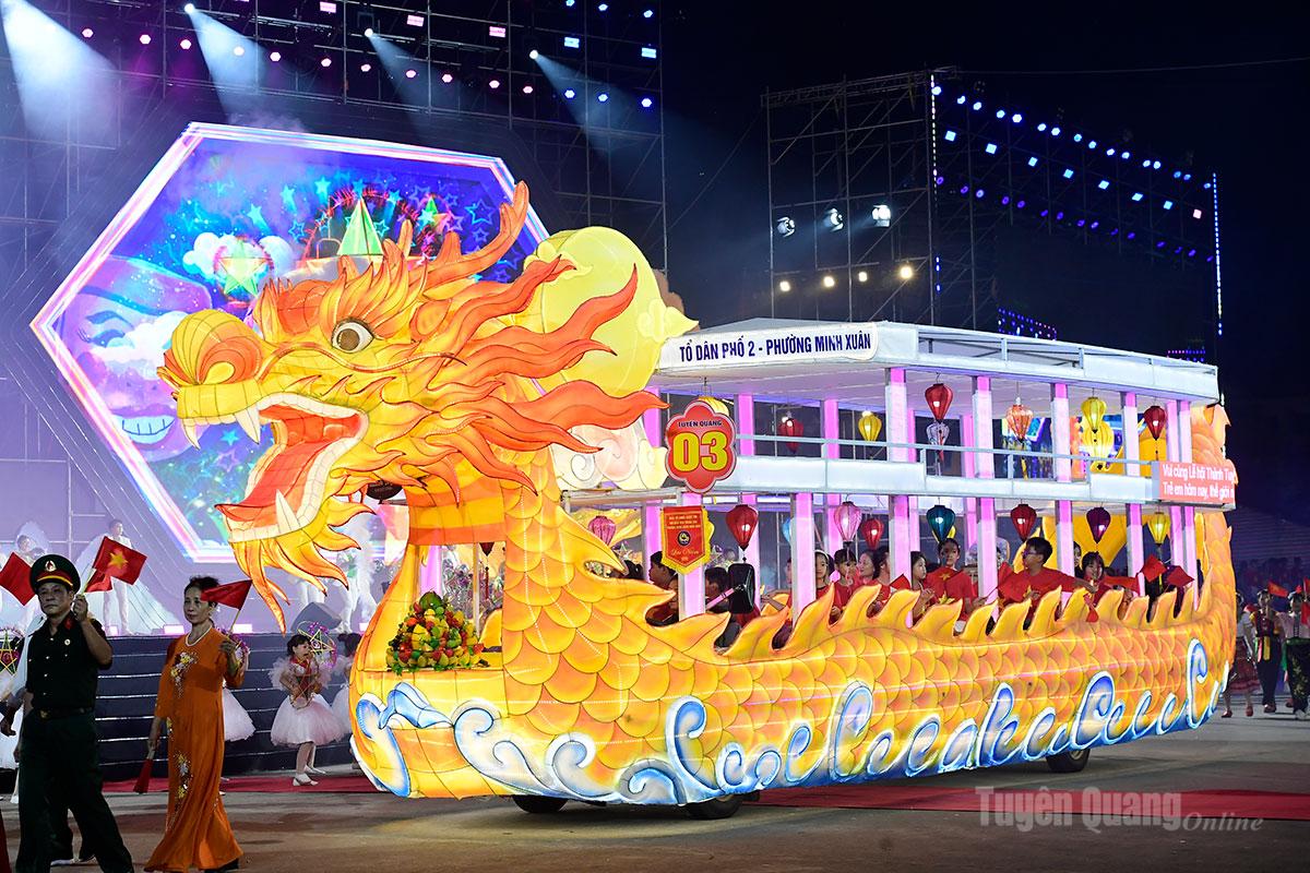 Màn rước diễu mô hình tại chương trình.