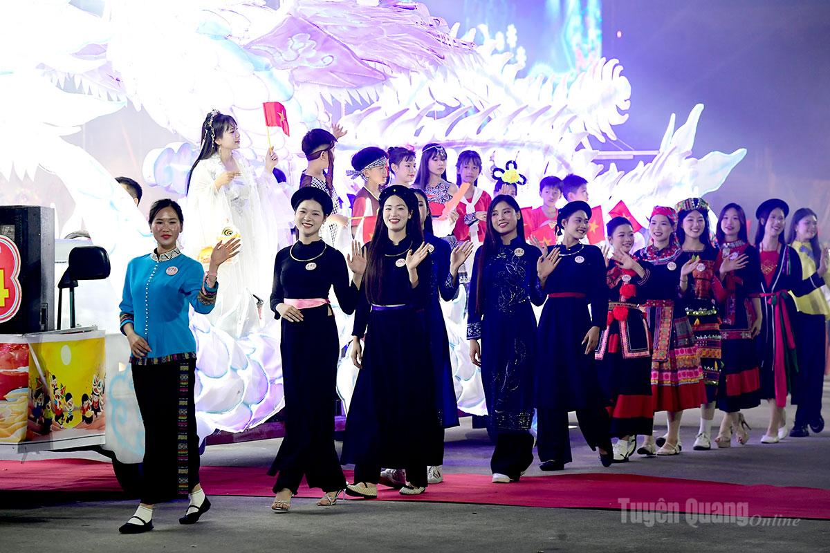 53 thí sinh Hoa hậu Việt Nam 2026, tham gia rước diễu cùng các mô hình.