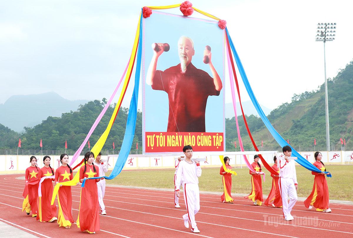 Nghi thức rước chân dung Bác Hồ tại Đại hội.