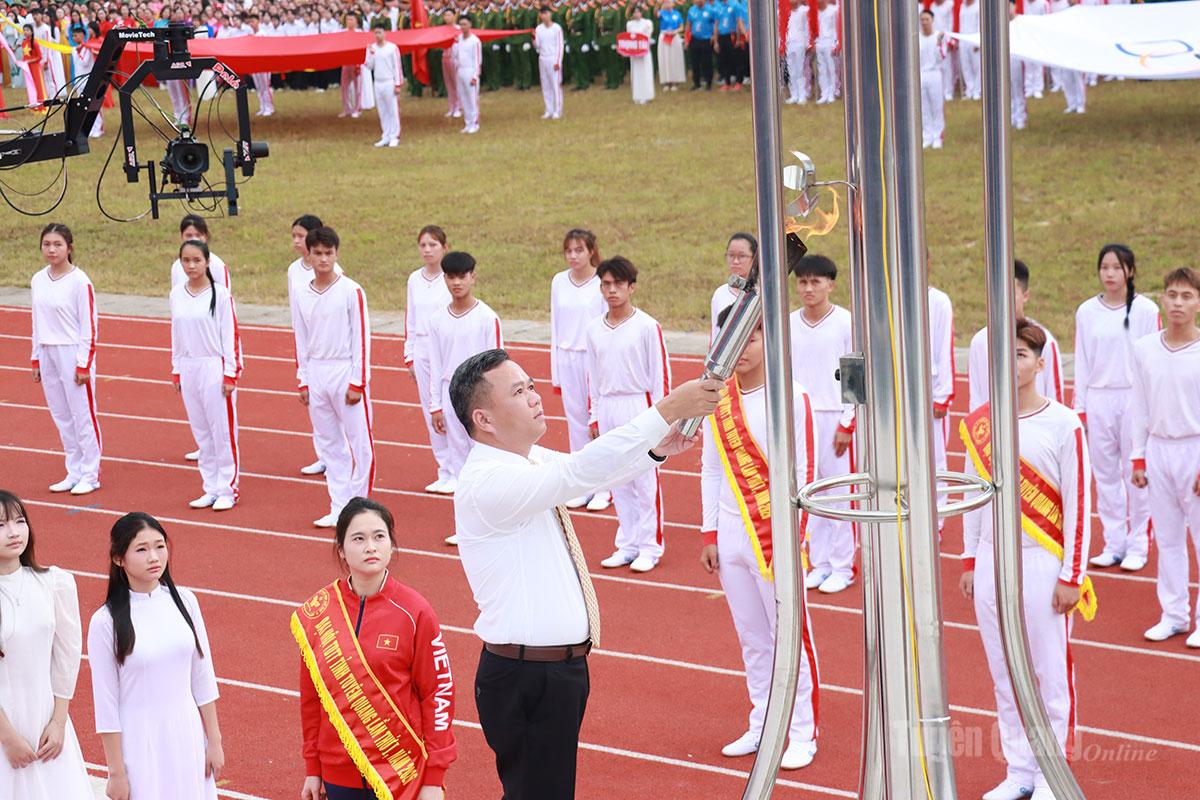 Đồng chí Đỗ Hùng Đức, Phó Chủ tịch UBND tỉnh thực hiện nghi thức thắp đuốc truyền lửa Đại hội.