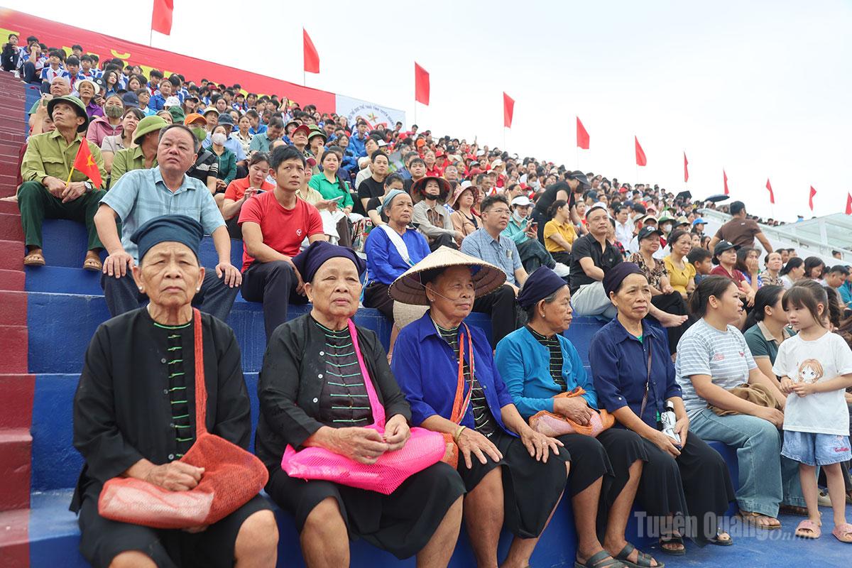 Đông đảo bà con nhân dân đến theo dõi lễ khai mạc Đại hội.