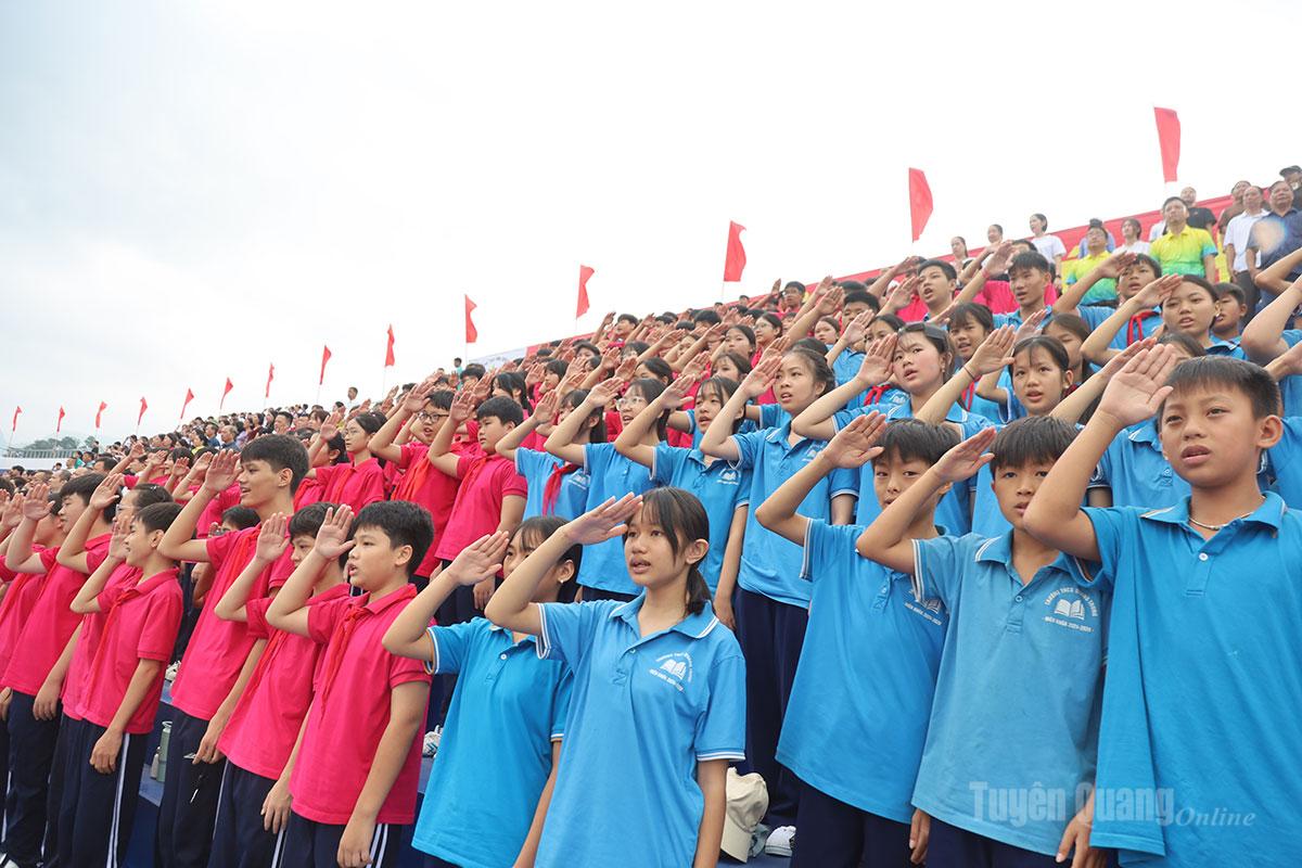 Các em học sinh nghiêm chỉnh thực hiện nghi lễ chào cờ tại lễ khai mạc.