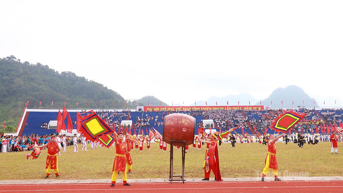 Tiết mục văn nghệ tại lễ khai mạc.