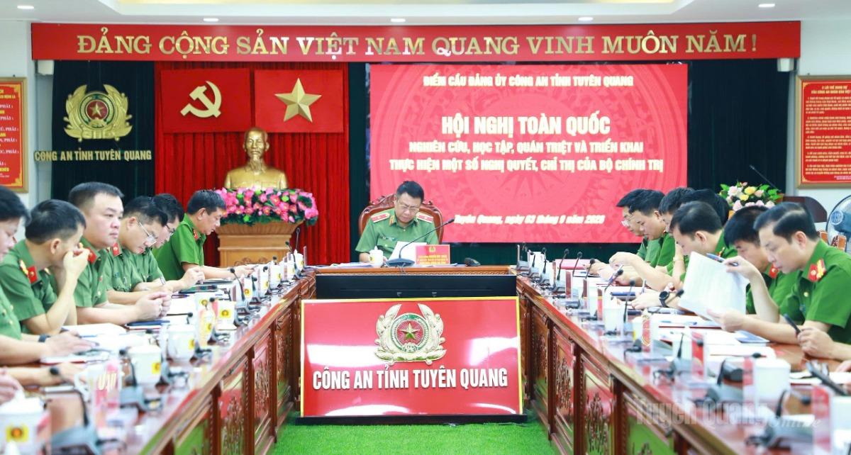 Thiếu tướng Nguyễn Đức Thuận, Uỷ viên Ban Thường vụ Tỉnh uỷ, Giám đốc Công an tỉnh dự, chủ trì tại điểm cầu Đảng ủy Công an tỉnh. Ảnh: Kỳ Dao.