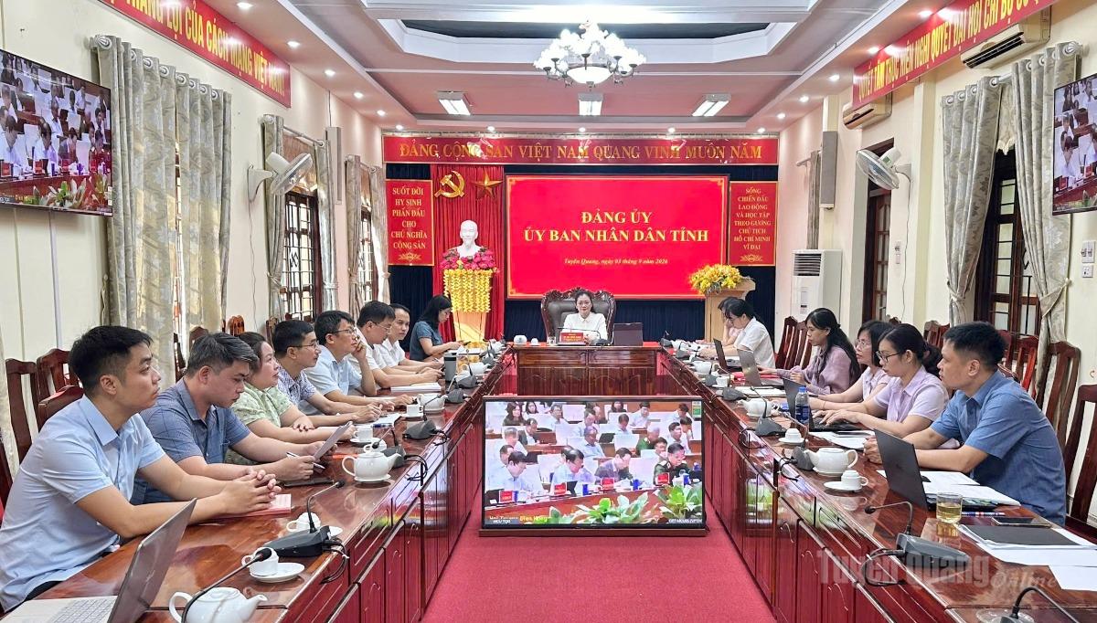 Các đại biểu dự hội nghị tại điểm cầu Đảng ủy UBND tỉnh. Ảnh: Kỳ Dao.