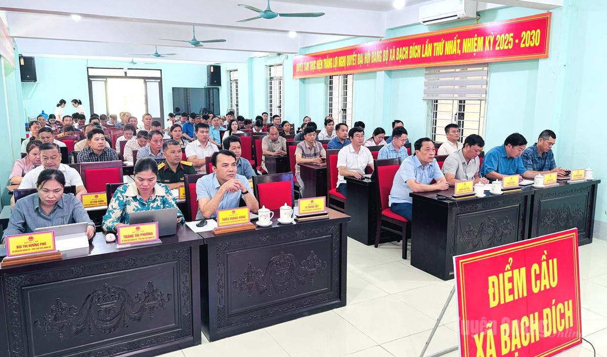 Cán bộ, đảng viên xã Bạch Đích dự hội nghị.