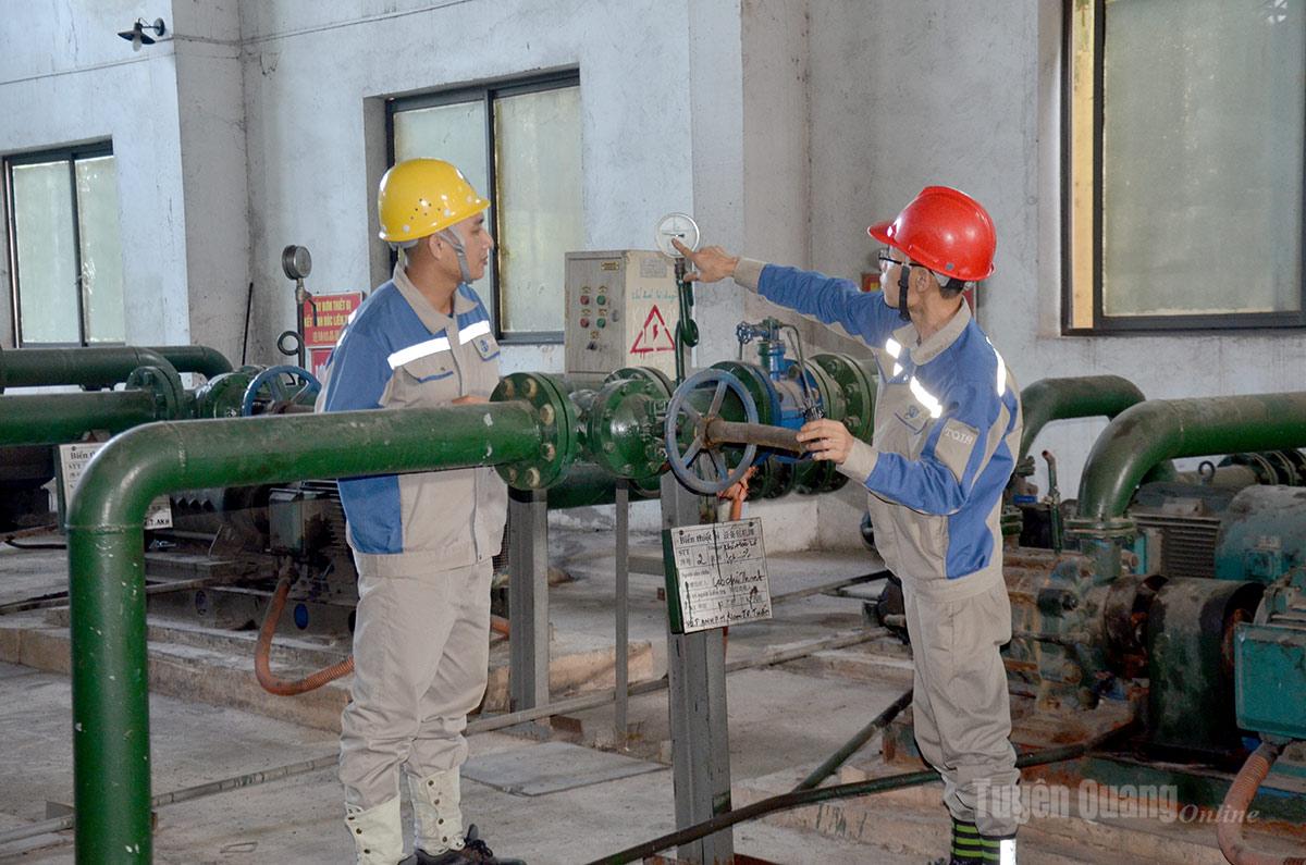 Cán bộ, công nhân  Tổ vận hành – Quản lý thiết bị Khu vực luyện thép kiểm tra thiết bị làm mát.