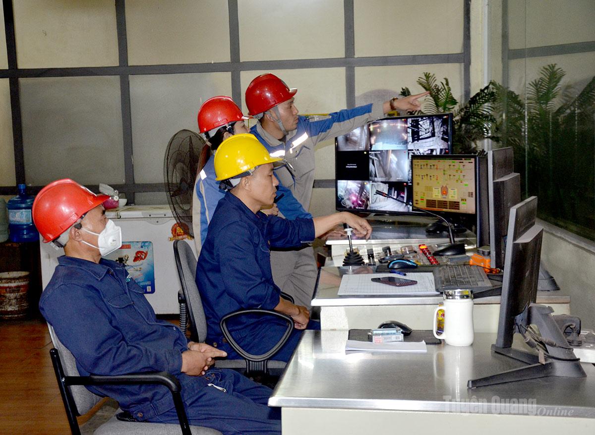Vận hành lò nung thép tại trung tâm điều khiển.