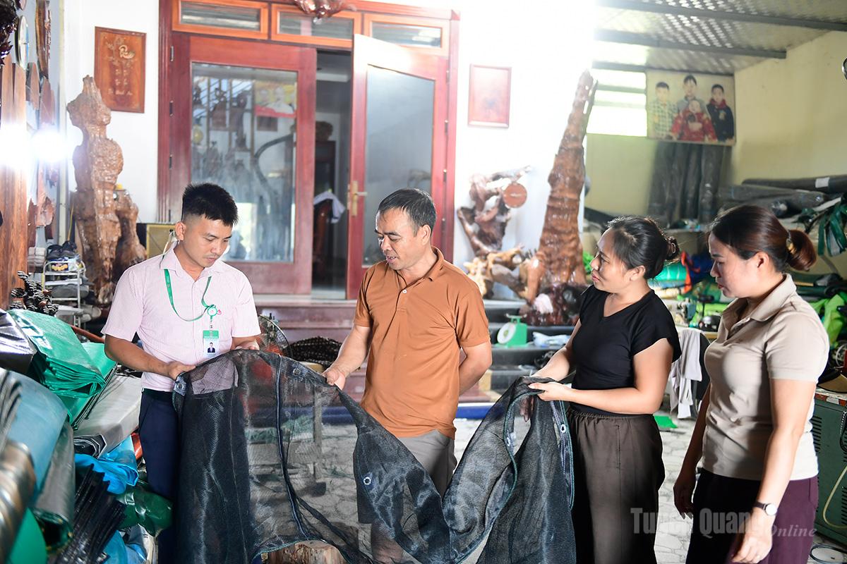 Cán bộ Phòng Giao dịch Ngân hàng Chính sách xã hội Yên Sơn kiểm tra phát huy hiệu quả nguồn vốn vay tín dụng chính sách trên địa bàn xã Yên Sơn.