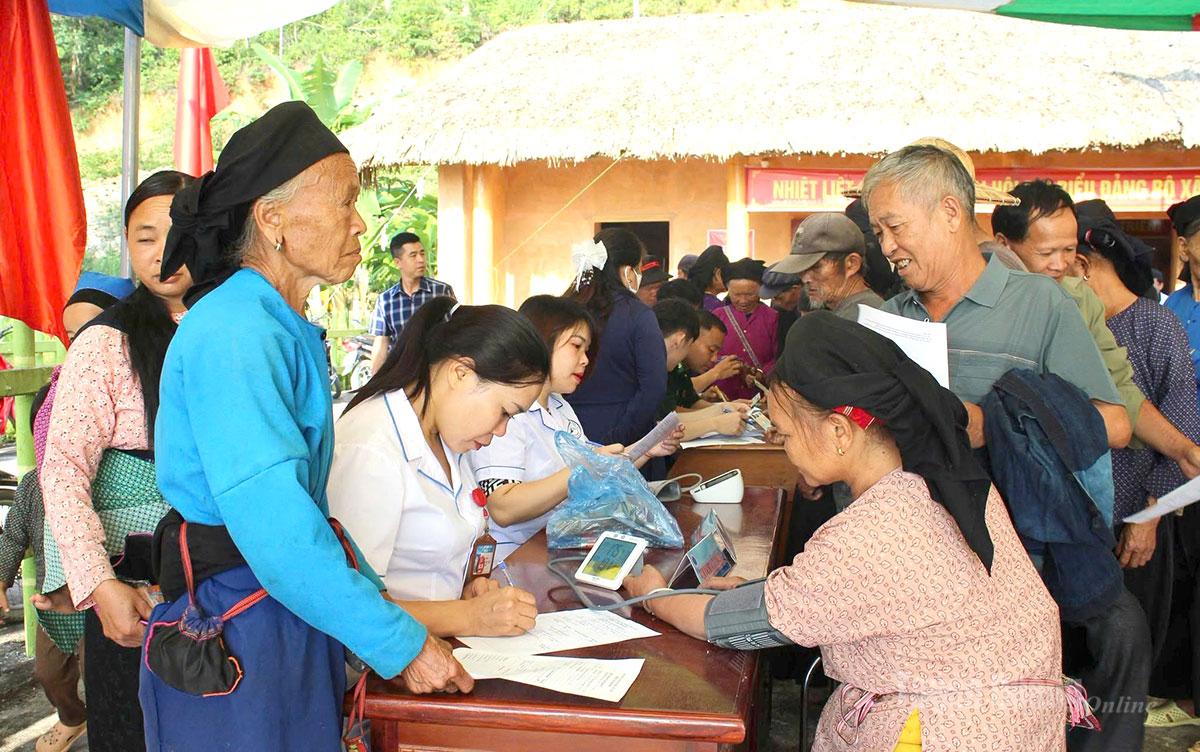 Cán bộ y tế tỉnh Tuyên Quang kiểm tra sức khỏe cho người dân tại các xã vùng cao hưởng ứng Ngày An toàn người bệnh Thế giới 17 - 9 - 2026.