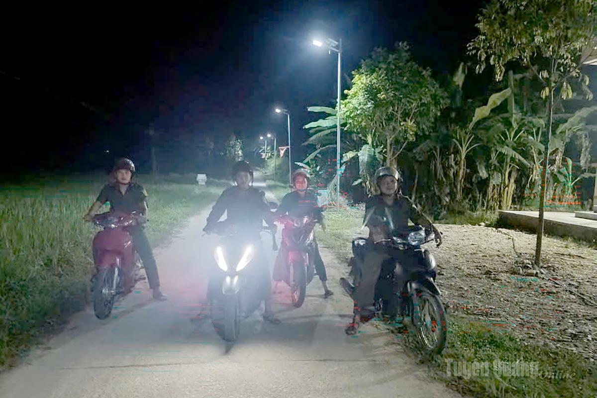 Thành viên Tổ an ninh trật tự xã Bình An hỗ trợ lực lượng công an xã thực hiện các cuộc tuần tra, kiểm tra giữ an ninh trật tự tại địa bàn.