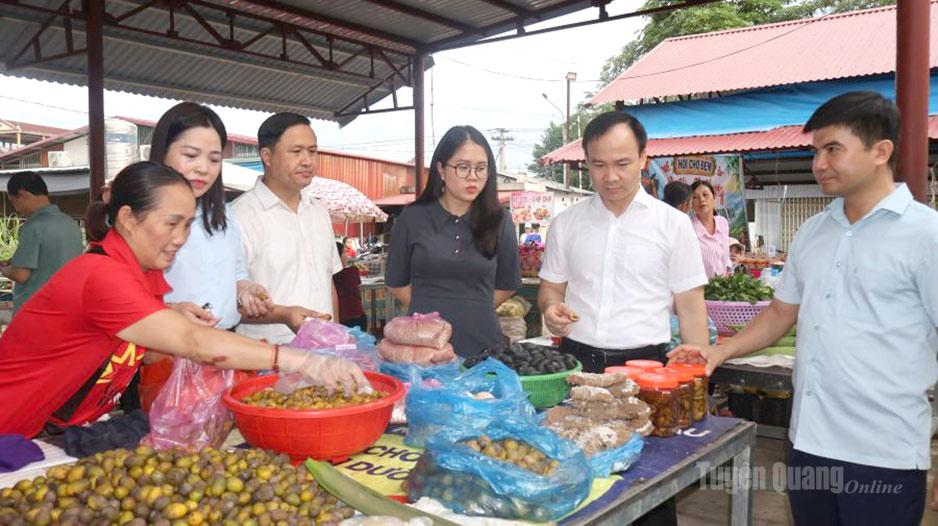 Lãnh đạo xã Bắc Quang kiểm tra công tác chuẩn bị chợ đêm xã Bắc Quang tại thôn Minh Tâm..