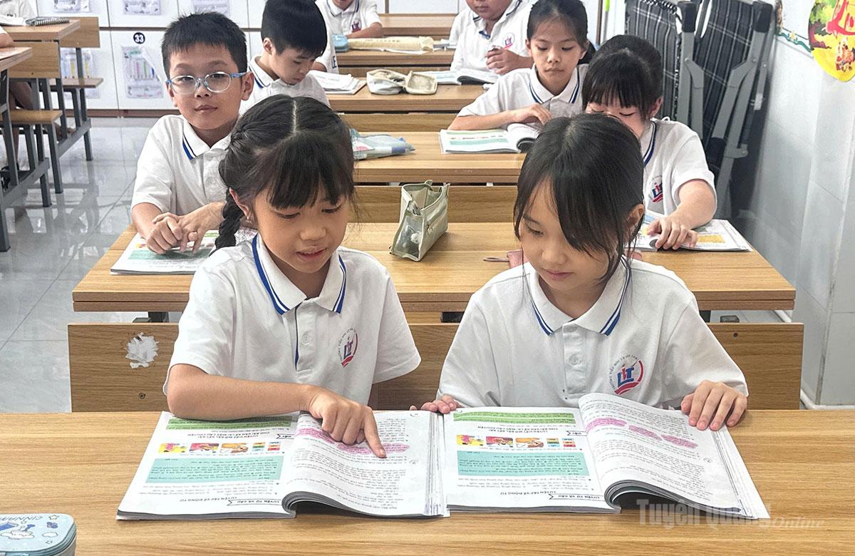 Em Nguyễn Ngọc Gia Hân, học sinh lớp 4A2, Trường Tiểu học Lê Văn Tám, phường Minh Xuân, tỉnh Tuyên Quang học tập trên lớp cùng các bạn.