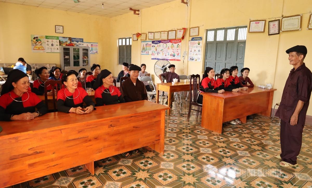 A gathering of the Khuon Then Village Sinh Ca Club, where members practice and exchange traditional songs.