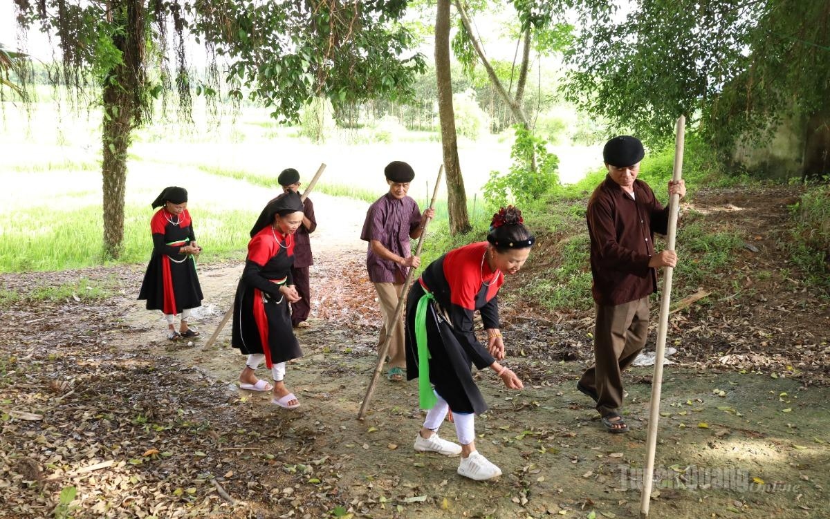 The traditional seed-sowing activity on the upland fields is recreated through simple movements, recalling the traditional working life of the Cao Lan people.