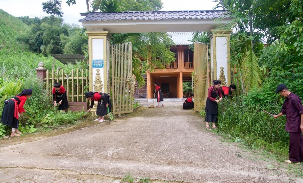 Residents of Khuon Then Village work together to improve their surroundings and develop the “Clean House – Beautiful Garden” model.