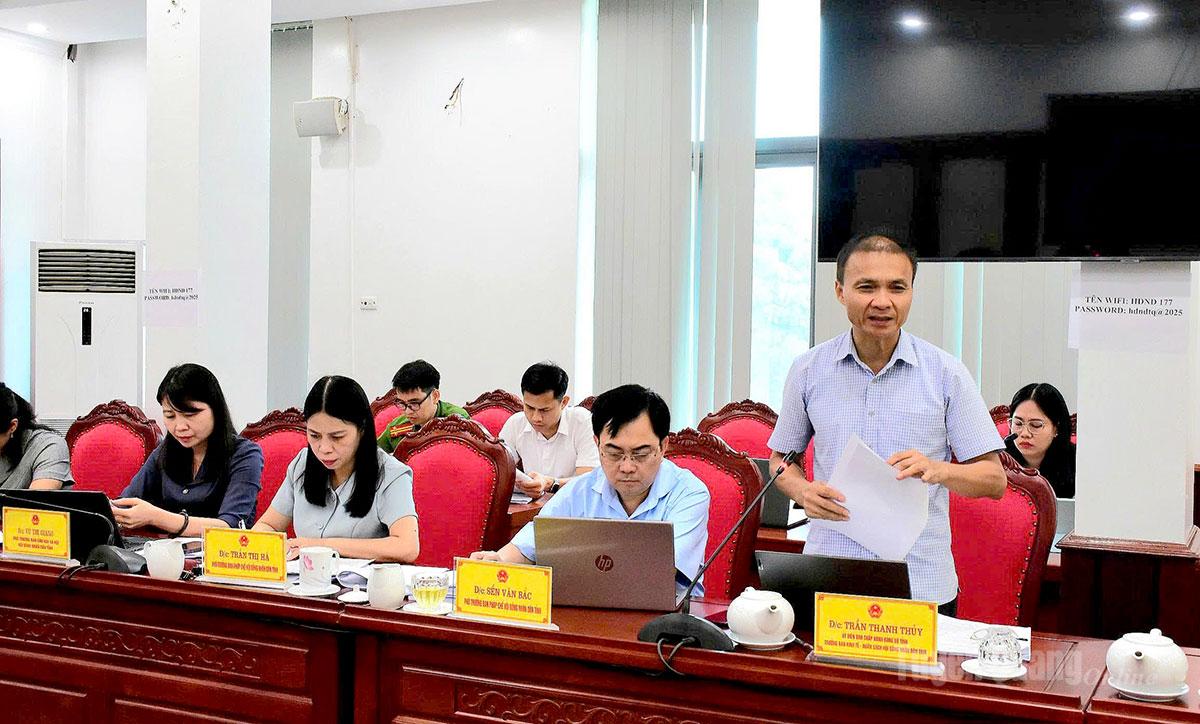Lãnh đạo Ban Kinh tế - Ngân sách HĐND tỉnh cho ý kiến vào dự thảo.