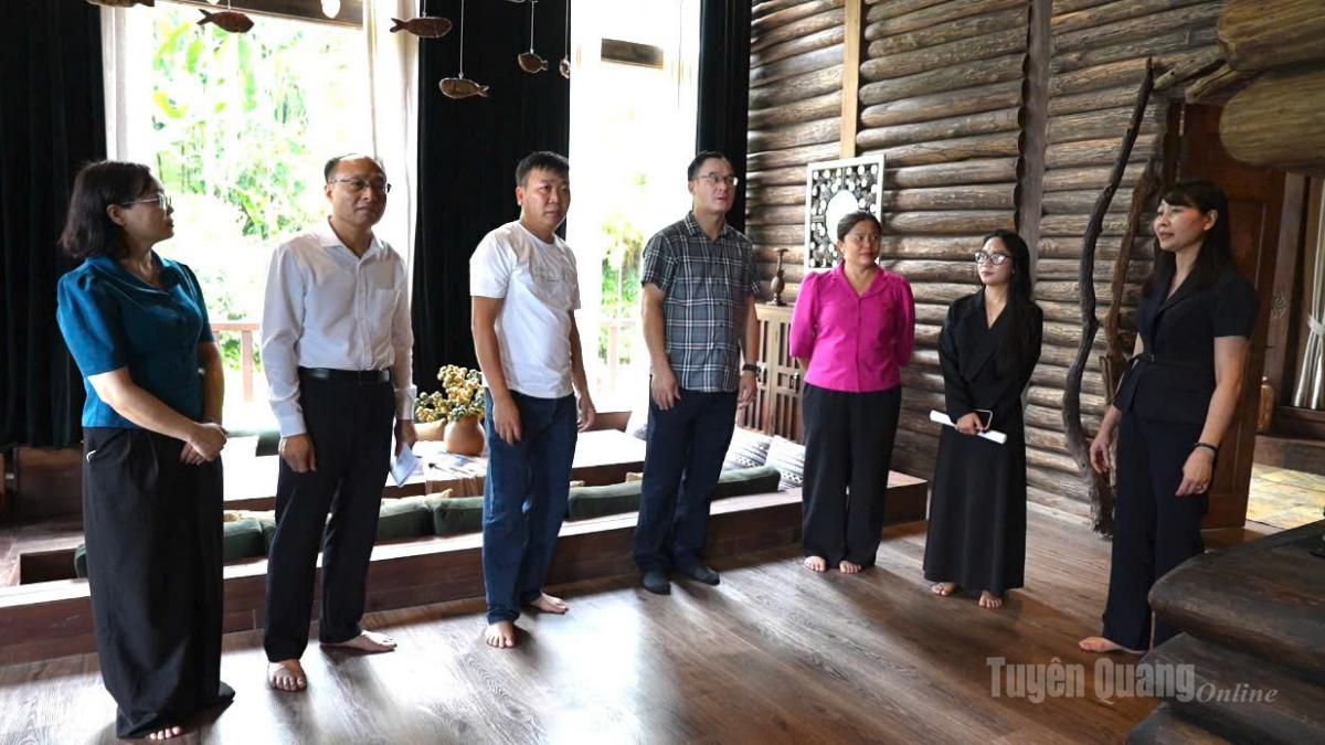 Đoàn khảo sát thực tế mô hình phát triển du lịch tại địa phương.