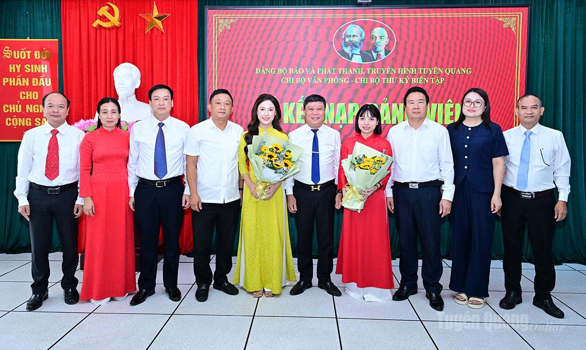 Các đồng chí trong Ban Thường vụ Đảng và Bí thư Chi bi bộ các phòng chúc mừng 2 đảng viên mới.
